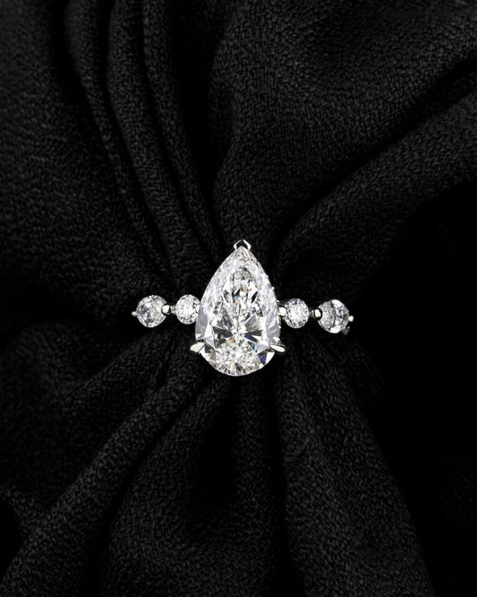 Geloso B - Diamond Ring - Pear Cut